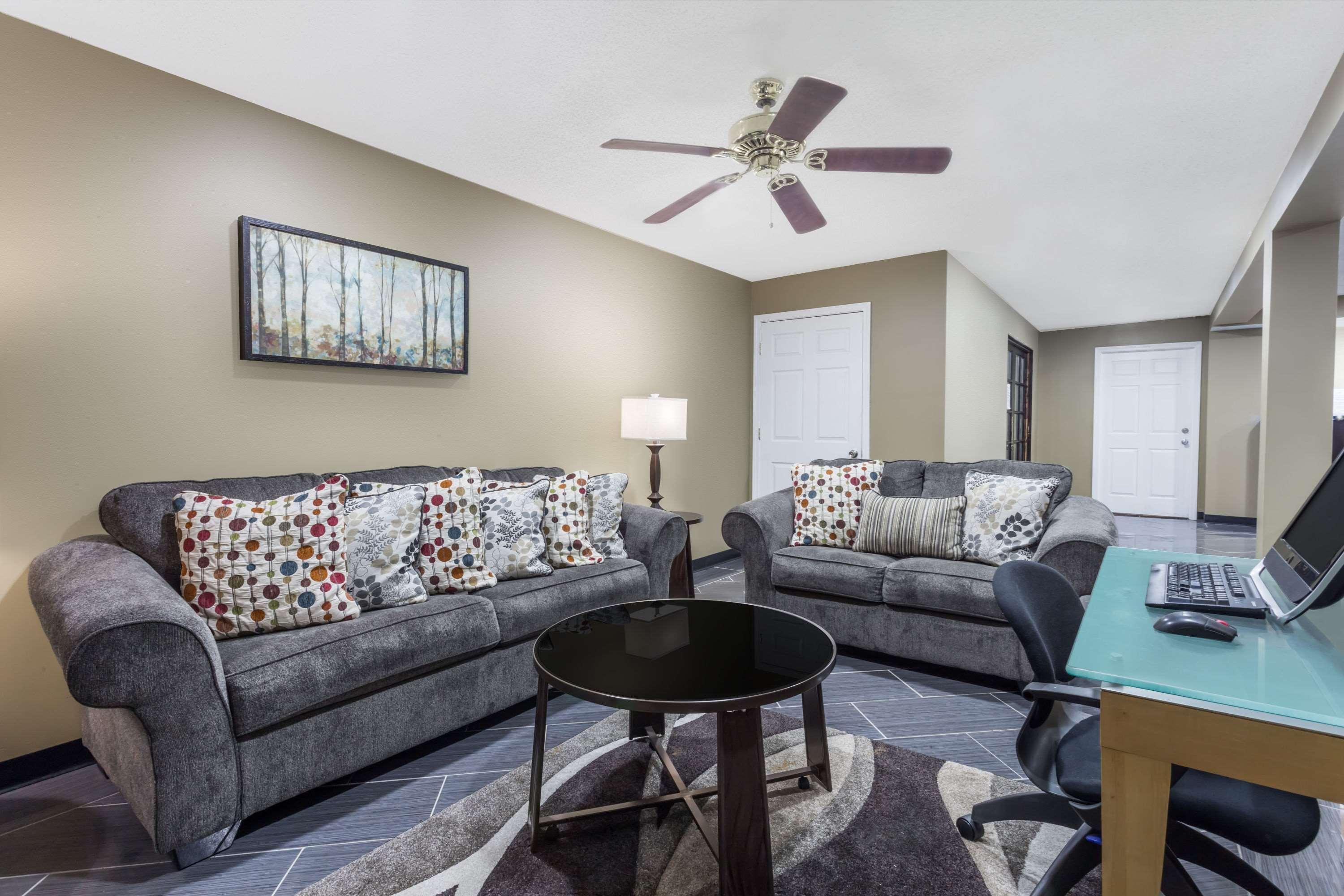 Days Inn By Wyndham Greensboro Airport Luaran gambar