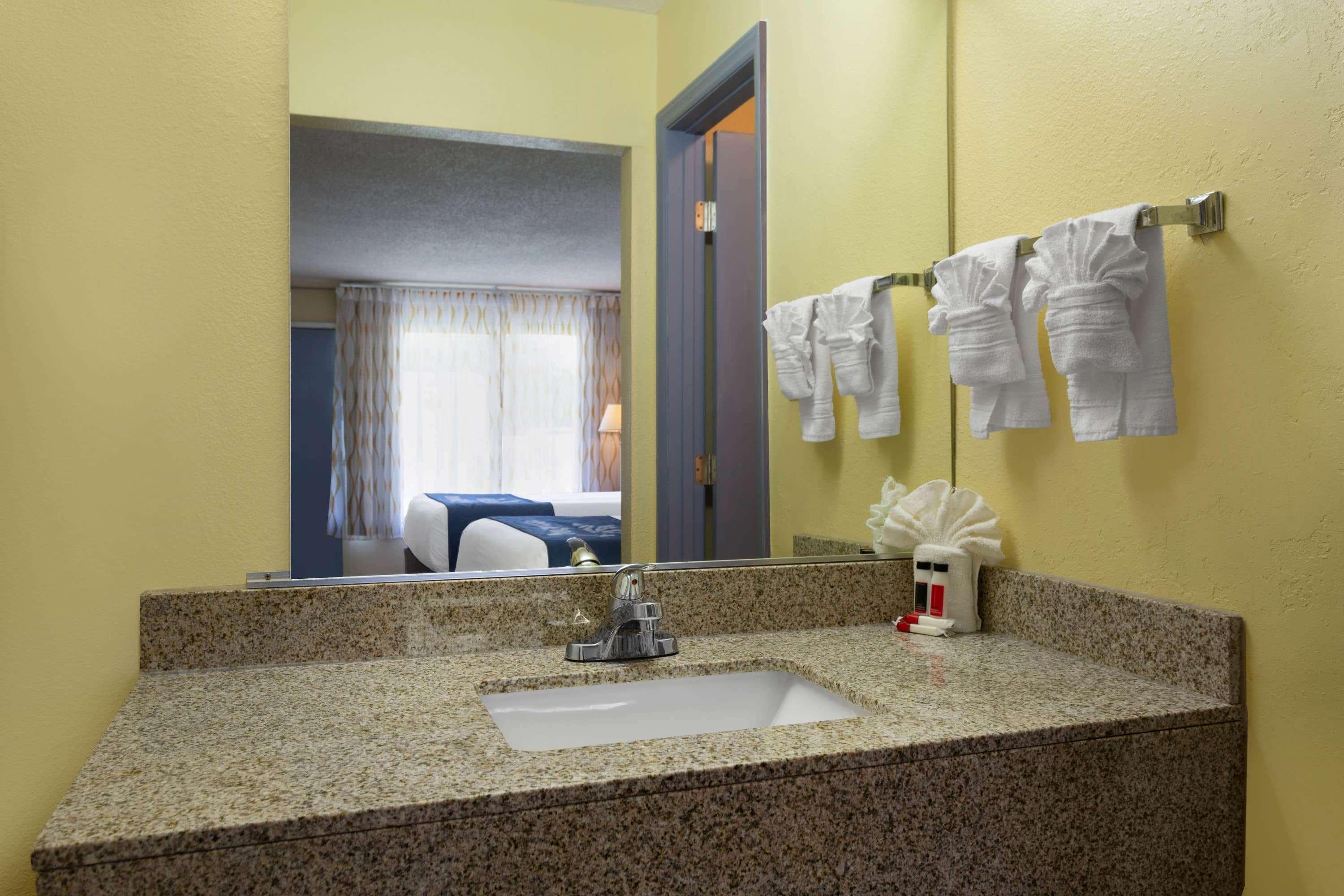 Days Inn By Wyndham Greensboro Airport Luaran gambar