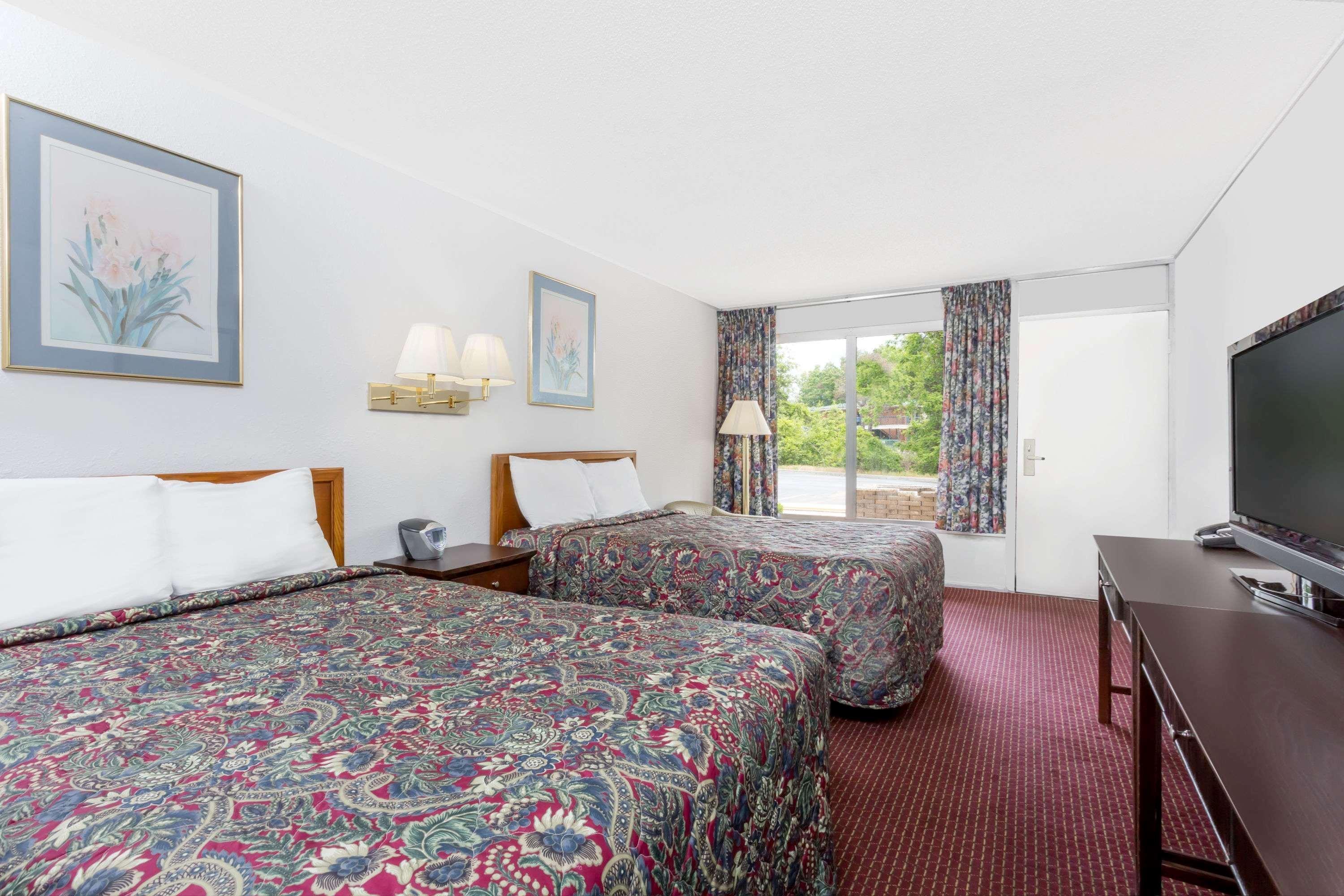 Days Inn By Wyndham Greensboro Airport Luaran gambar