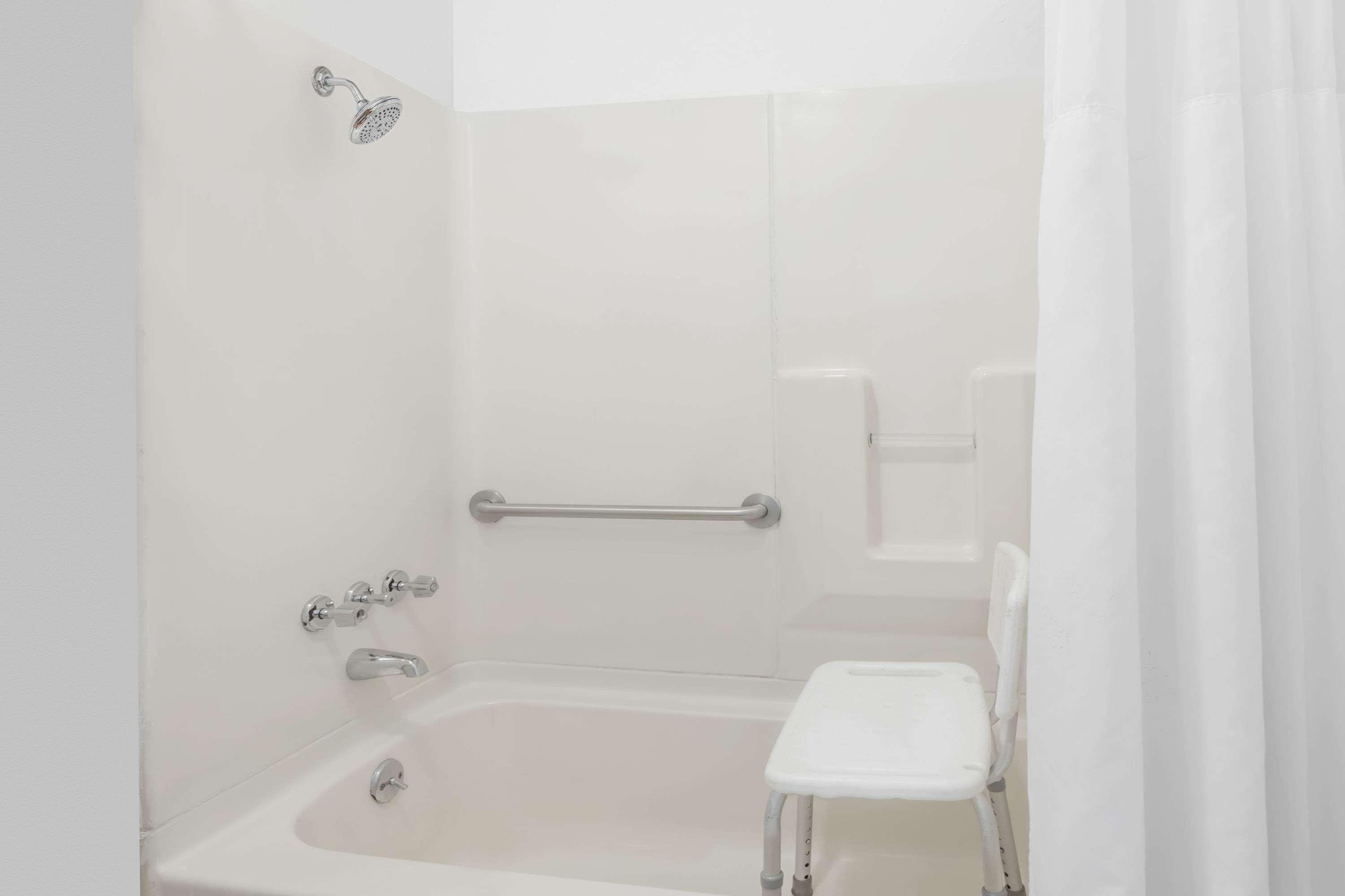 Days Inn By Wyndham Greensboro Airport Luaran gambar