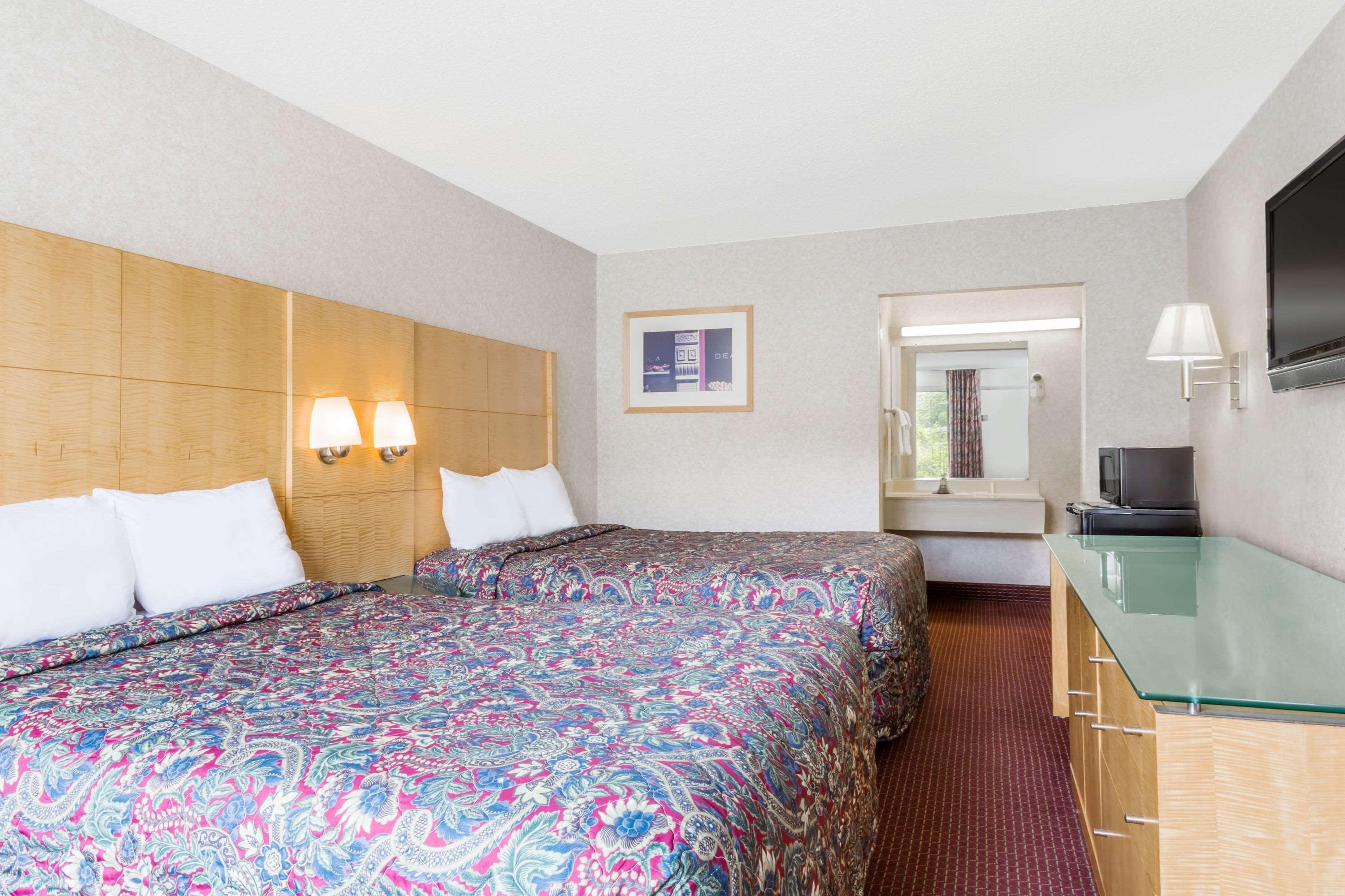 Days Inn By Wyndham Greensboro Airport Luaran gambar
