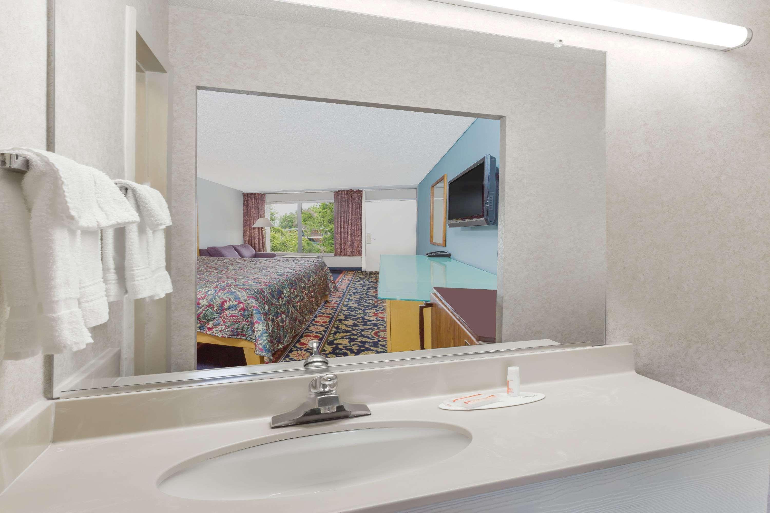 Days Inn By Wyndham Greensboro Airport Luaran gambar