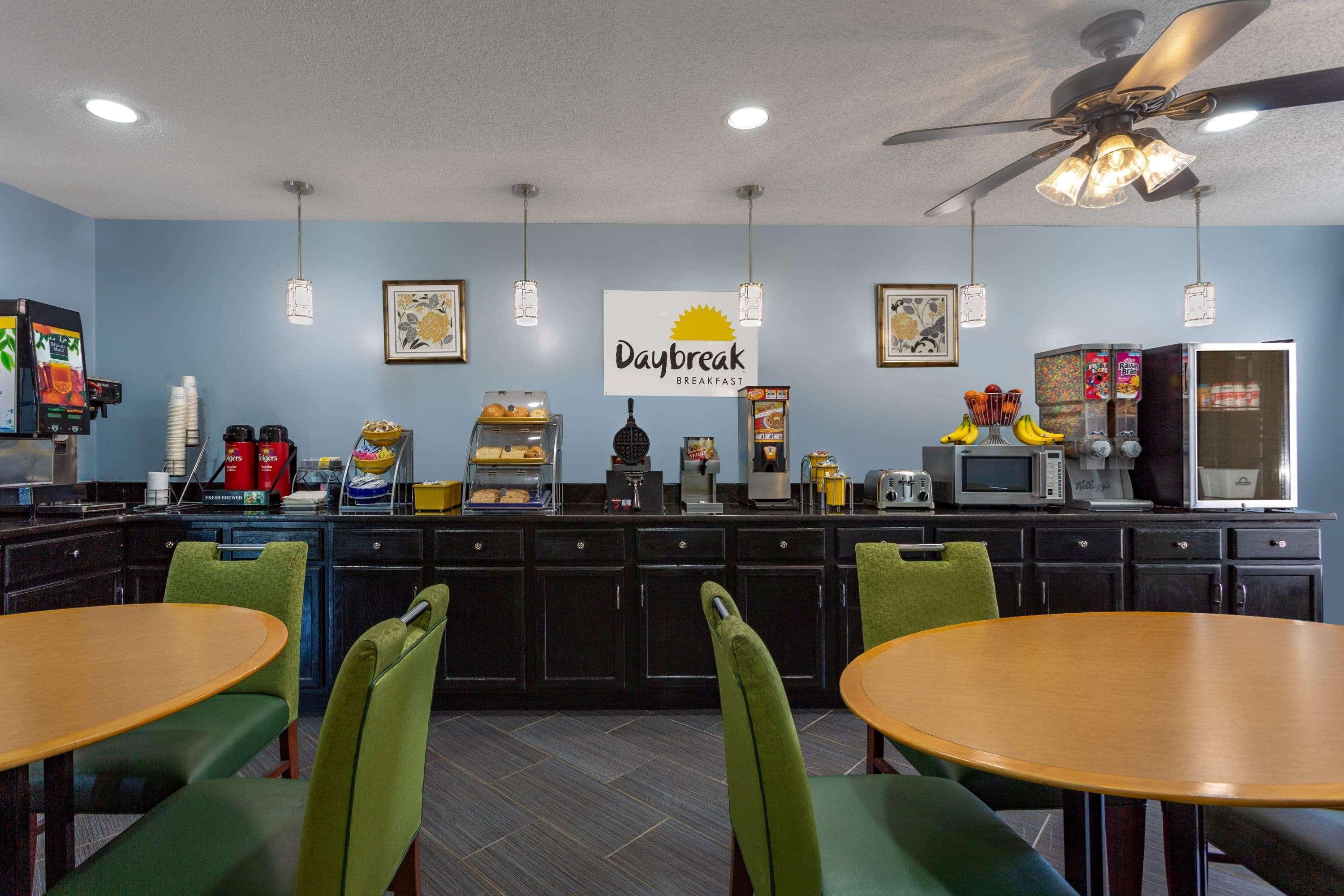 Days Inn By Wyndham Greensboro Airport Luaran gambar