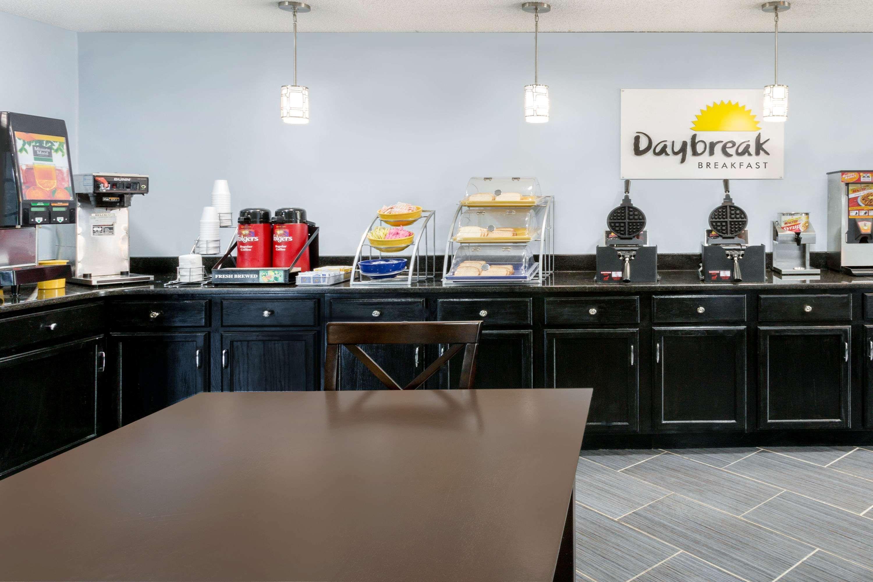 Days Inn By Wyndham Greensboro Airport Luaran gambar